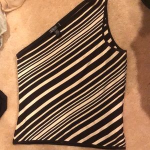 Laundry asymmetrical top.